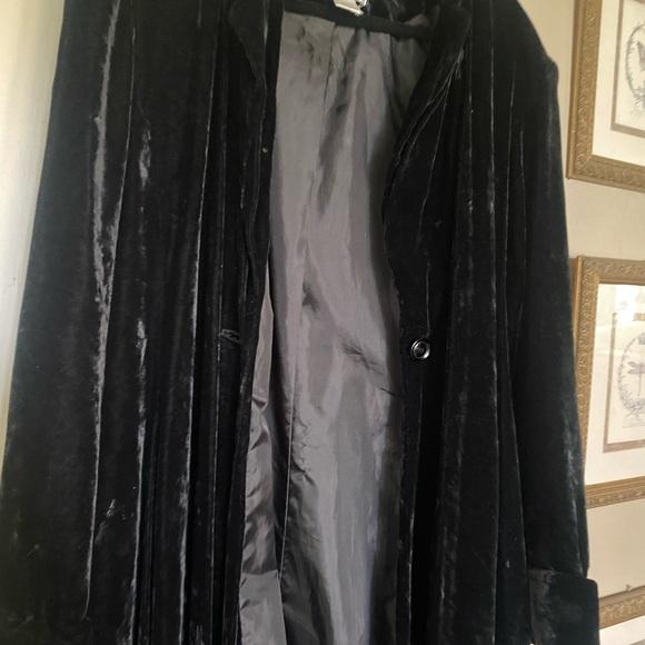 Elegant Maxi Black Velvet Jacket - Picture 7 of 8